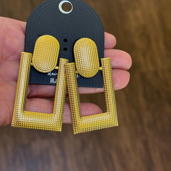 Large textured door knocker earring - Picture 5 of 6